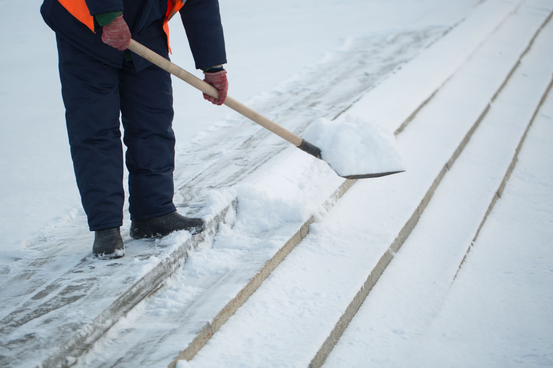 workers-sweep-snow-from-road-winter (1)